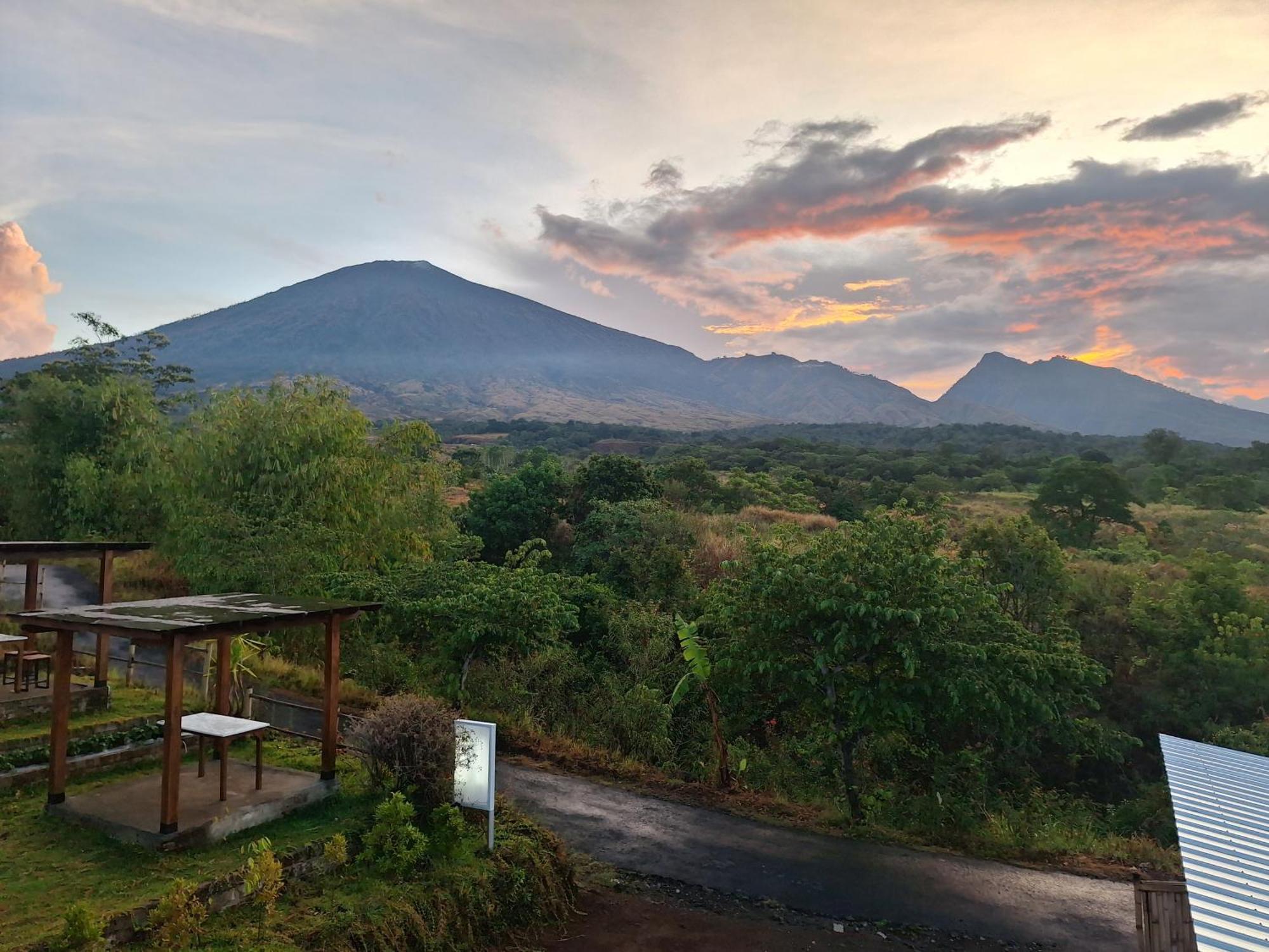 Family Rinjani Bungalow Sajang Экстерьер фото